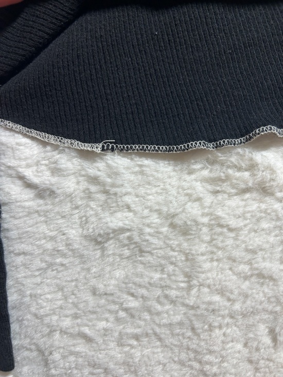 Lilu Black Long-Sleeve V-Neck Top with Contrast Stitching - Picture 5 of 9